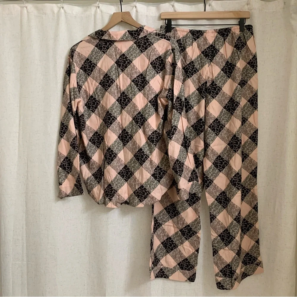 Victoria’s Secret Flannel Pink and Leopard Animal Cheetah Pajama Set NEW Medium - Picture 3 of 9